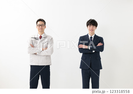 作業着を着た男性とビジネスマン 作業着を着た男性とビジネスマン 123318558