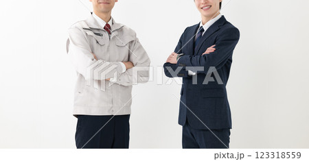 作業着を着た男性とビジネスマン 作業着を着た男性とビジネスマン 123318559