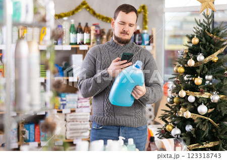 Man client, by scanning QR code, gain access to information about liquid washing powder Man client, by scanning QR code, gain access to information about liquid washing powder 123318743