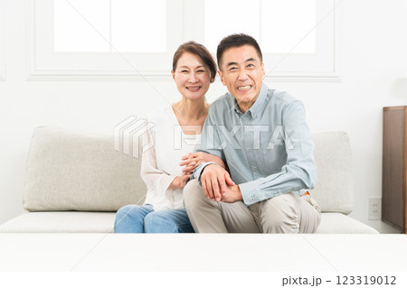 ソファーに座っている熟年夫婦 ソファーに座っている熟年夫婦 123319012