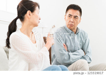 ソファーに座っている熟年夫婦 ソファーに座っている熟年夫婦 123319017