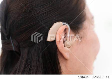 補聴器を付けた熟年女性 補聴器を付けた熟年女性 123319033
