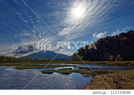 初夏の尾瀬ヶ原の池塘と燧ヶ岳の眺め 123319096