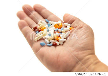 手のひらにのせた錠剤薬品 123319223