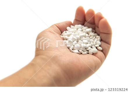 手のひらにのせた錠剤薬品 123319224