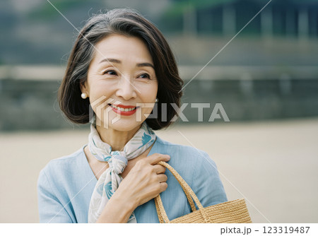 ビーチで微笑む美しいシニア女性（AI生成画像） 123319487