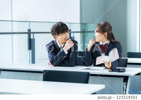 教室で自習する学生 123319581