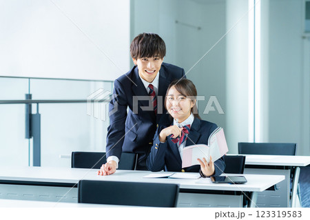 教室で自習する学生 123319583
