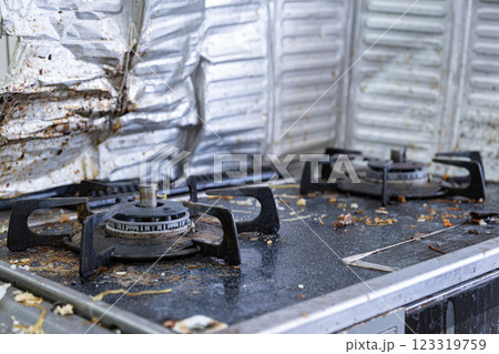 掃除をする前の油で汚れたレトロなガスコンロ 掃除をする前の油で汚れたレトロなガスコンロ 123319759