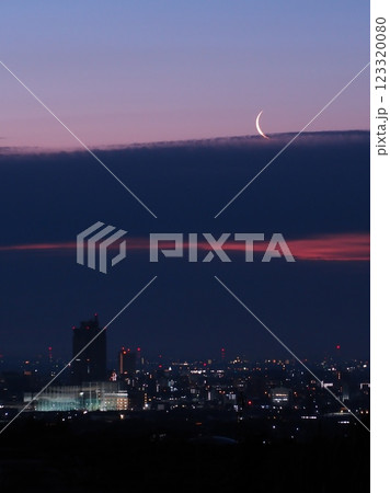 街の夜明けと細い月（縦版20250226054311） 123320080