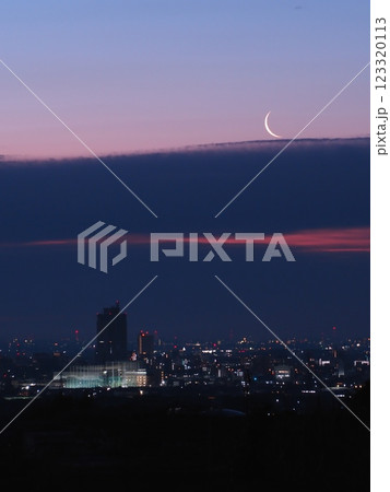 春の街の空に浮かぶ細い月(20250226054354) 春の街の空に浮かぶ細い月(20250226054354) 123320113