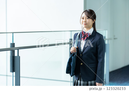 廊下を歩く制服の女子高生 廊下を歩く制服の女子高生 123320233