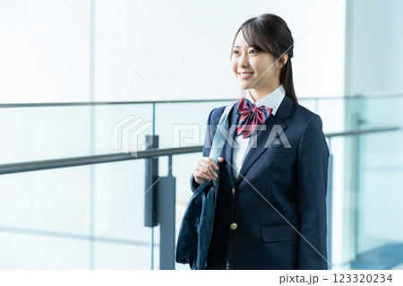 廊下を歩く制服の女子高生 廊下を歩く制服の女子高生 123320234