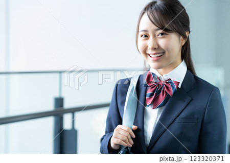 廊下を歩く制服の女子高生 123320371