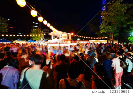 さっぽろ夏祭り 北海盆踊りの風景　（北海道札幌市大通公園） 123320691