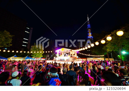 さっぽろ夏祭り 北海盆踊りの風景 (北海道札幌市大通公園) さっぽろ夏祭り 北海盆踊りの風景 (北海道札幌市大通公園) 123320694
