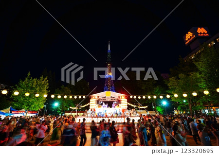 さっぽろ夏祭り 北海盆踊りの風景 (北海道札幌市大通公園) さっぽろ夏祭り 北海盆踊りの風景 (北海道札幌市大通公園) 123320695