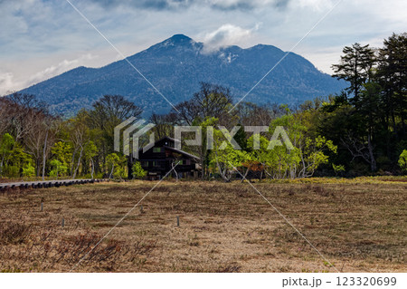 初夏の尾瀬ヶ原・竜宮小屋と燧ヶ岳の眺め 初夏の尾瀬ヶ原・竜宮小屋と燧ヶ岳の眺め 123320699