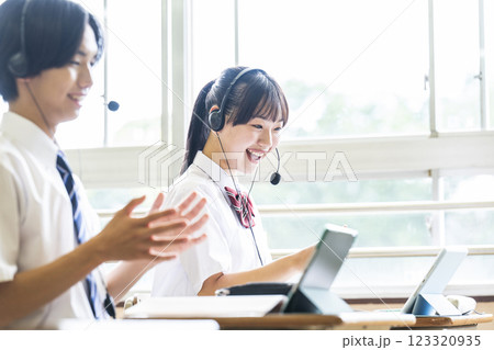 オンライン英会話　授業　教室　男女　高校　中学校　ICT 123320935