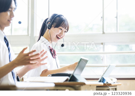 オンライン英会話　授業　教室　男女　高校　中学校　ICT 123320936