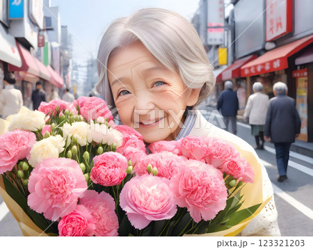 商店街でカーネーションの花束を抱いたおばあちゃん 123321203