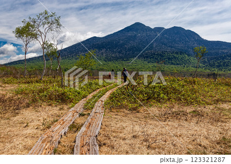 初夏の尾瀬ヶ原から見る燧ヶ岳 123321287