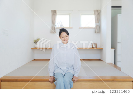 畳の小上がりに座る女性 畳の小上がりに座る女性 123321460