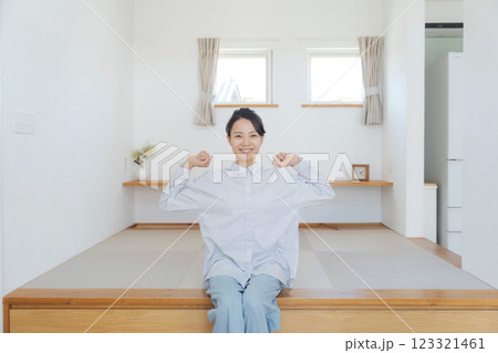 畳の小上がりに座る女性 123321461