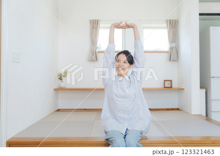畳の小上がりに座る女性 123321463