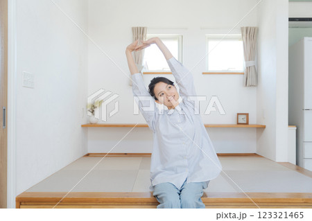 畳の小上がりに座る女性 123321465