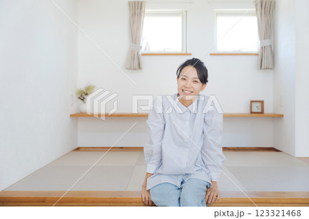 畳の小上がりに座る女性 畳の小上がりに座る女性 123321468