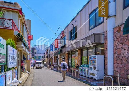 神奈川県川崎市多摩区の小田急線 生田駅の北口商店街を駅に向かって見る 123321477
