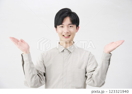 手のひらで左右を指す男性 20代 白背景 手のひらで左右を指す男性 20代 白背景 123321940