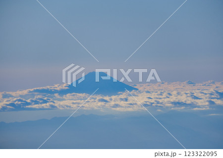 冬の雲と富士山 123322095
