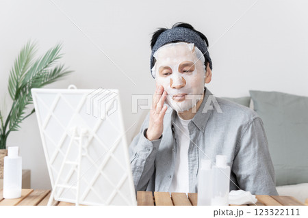 フェイスマスクを使うミドル男性　乾燥肌　保湿　フェイスケア 123322111