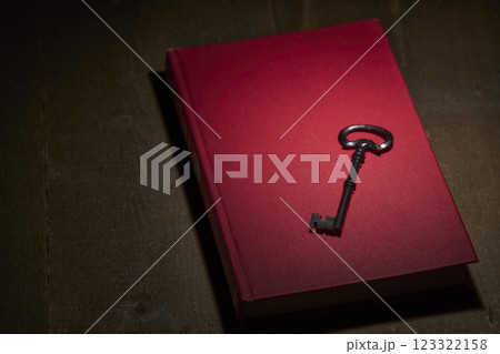 アンティークな赤い洋書と鍵 123322158