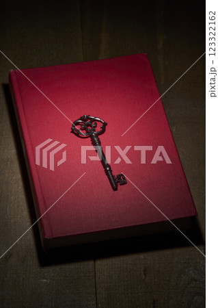 アンティークな赤い洋書と鍵 123322162