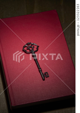 アンティークな赤い洋書と鍵 123322163