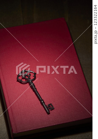 アンティークな赤い洋書と鍵 123322164