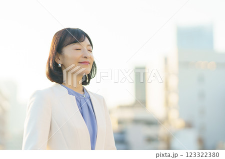 自身あふれるミドルキャリアウーマン 123322380