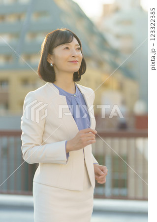 自身あふれるミドルキャリアウーマン 123322385