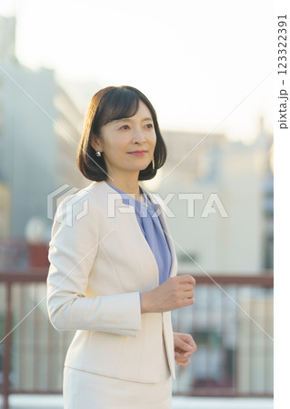 自身あふれるミドルキャリアウーマン 123322391