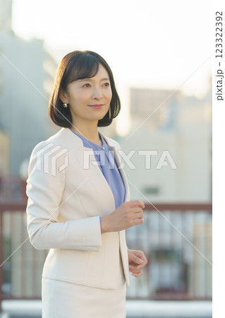 自身あふれるミドルキャリアウーマン 123322392