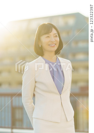 自身あふれるミドルキャリアウーマン 123322397