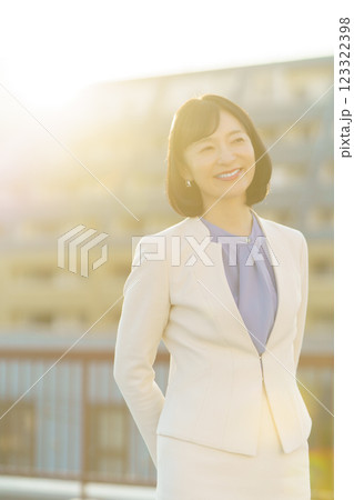 自身あふれるミドルキャリアウーマン 123322398