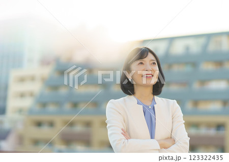 自身あふれるミドルキャリアウーマン 123322435