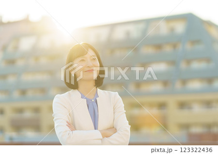 自身あふれるミドルキャリアウーマン 123322436