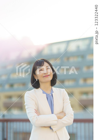 自身あふれるミドルキャリアウーマン 123322440