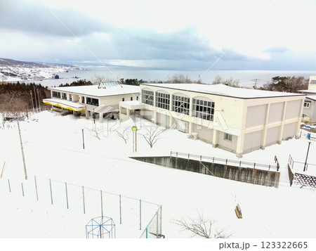 冬の北海道乙部町で町立明和小学校の風景を空撮 冬の北海道乙部町で町立明和小学校の風景を空撮 123322665