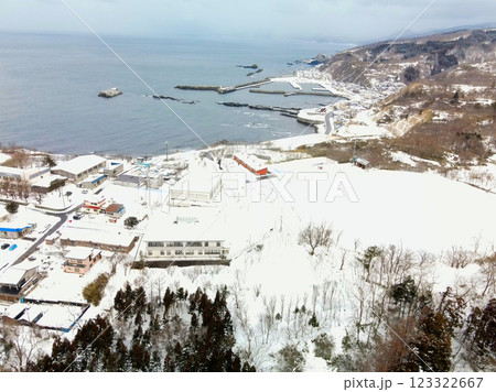 冬の北海道乙部町で町立明和小学校の風景を空撮 123322667